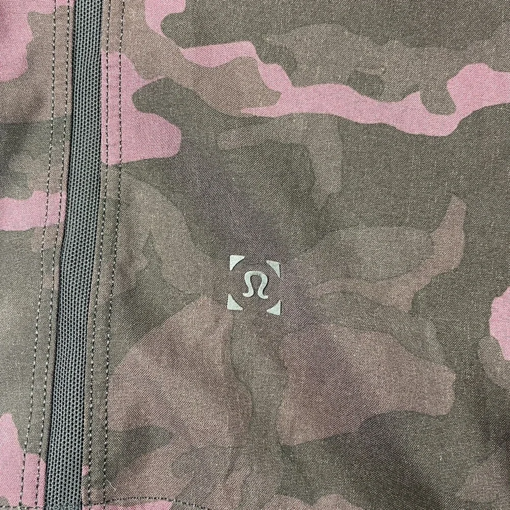 Lululemon Mens Purple Camo Performance Athletic Shorts Size Small 9 Inch Inseam